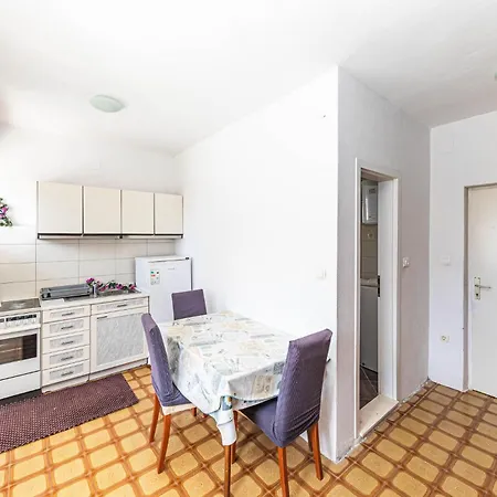 Appartement Beautiful In With Kitchen